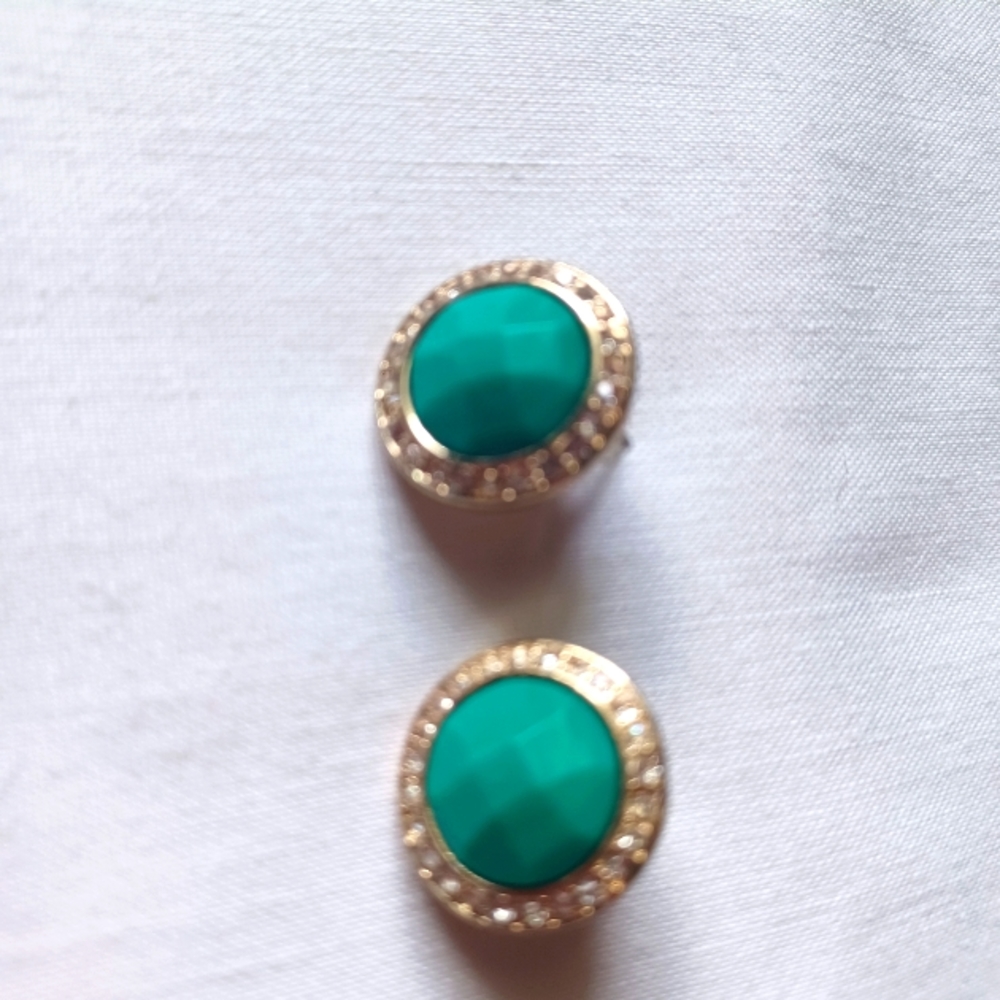 Earrings in green and gold sparkle.